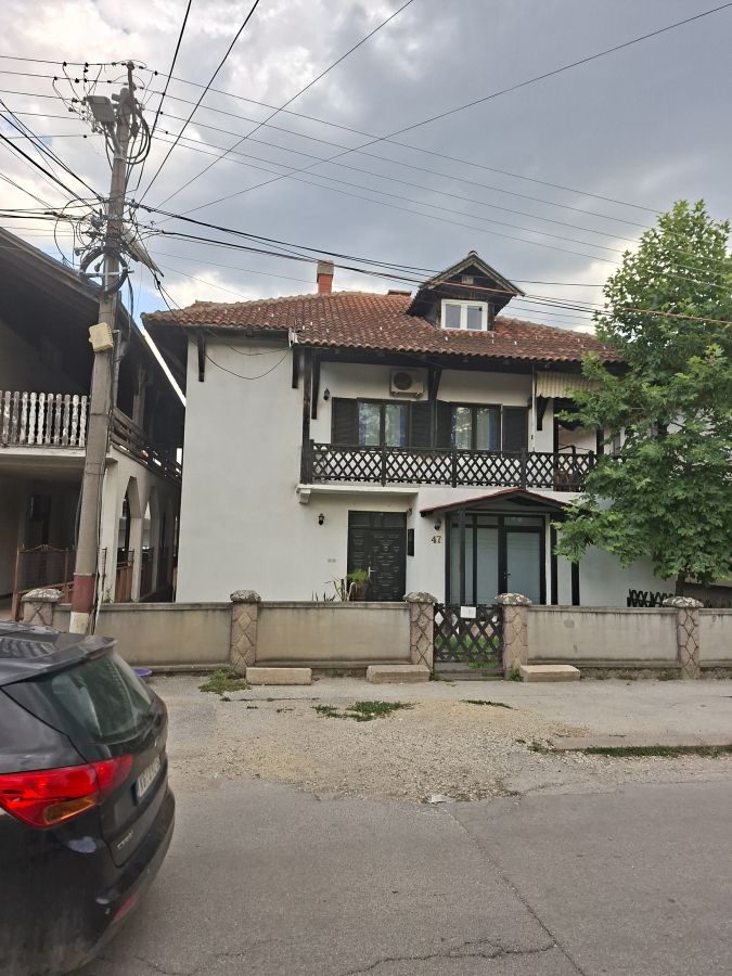 IZDAJE SE KUCA KAO POSLOVNO-STAMBENI PROSTOR – 500 m²