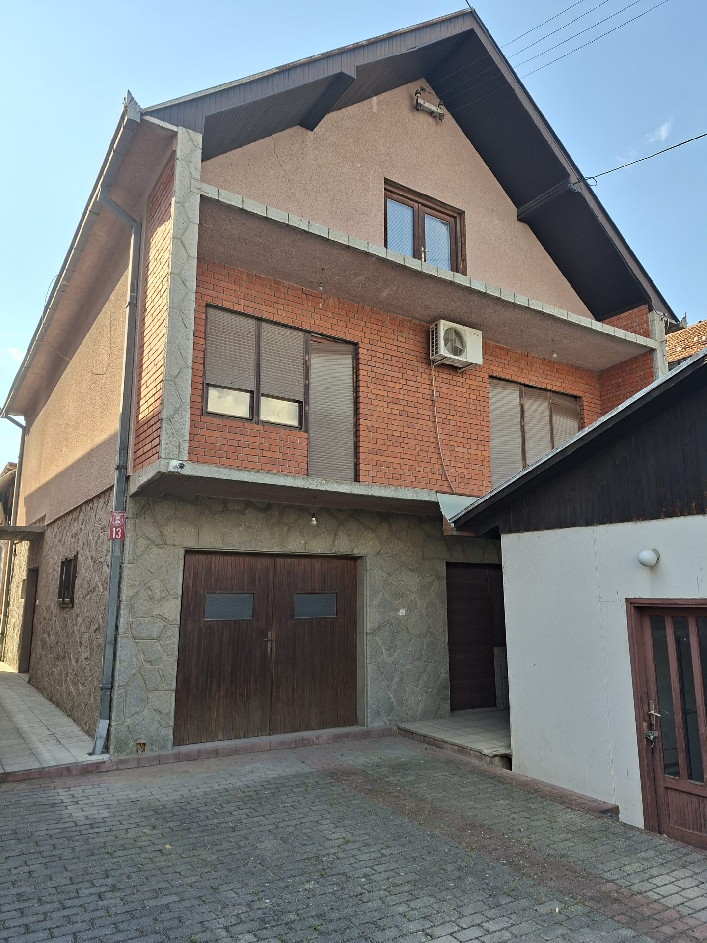 Kuća od 267 m2 sa poslovnim prostorom i objektom za proizvodnju – Kragujevac, Vašarište