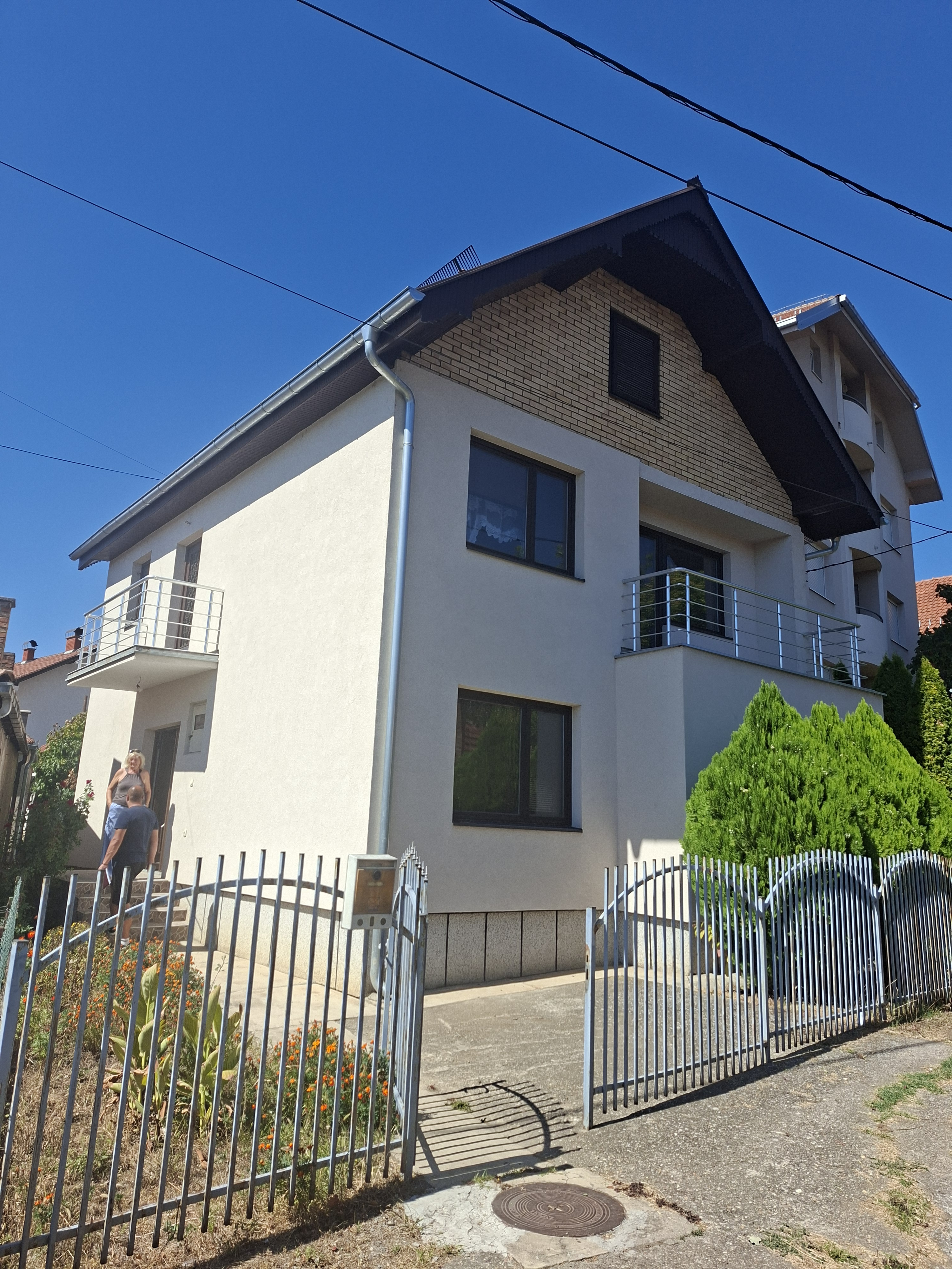 PRODAJE SE KOMPLETNO OPREMLJENA KUĆA OD 160 m² U SUŠICI – KRAGUJEVAC