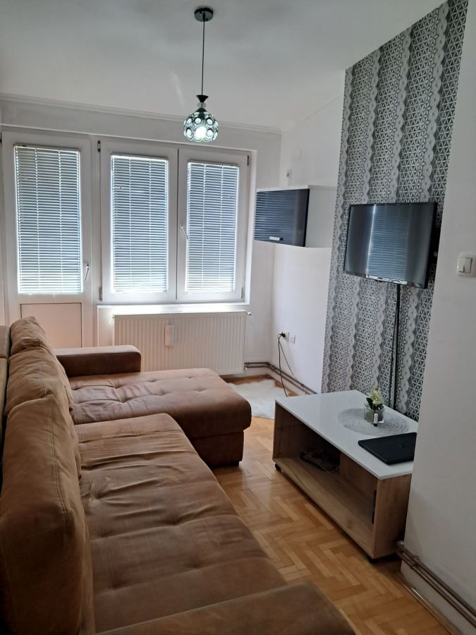IZDAJE SE NAMEŠTENA GARSONJERA 30 m² – CENTAR KRAGUJEVCA
