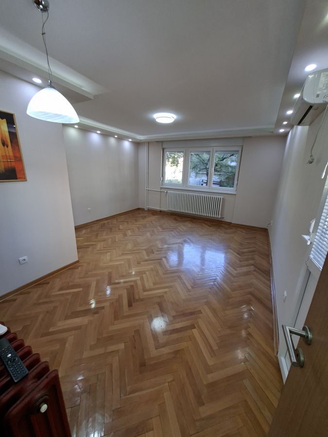 IZDAVANJE POLUNAMEŠTENOG STANA – 49 m², 320 EUR – KOD OŠ „21. OKTOBAR“