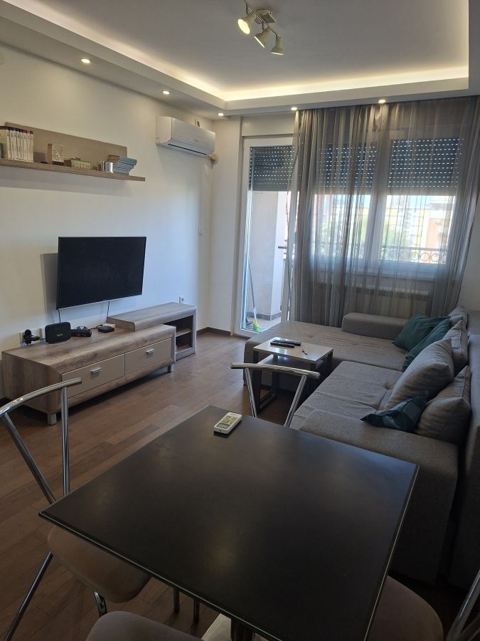TROSOBAN STAN 57 m² – NOVIJA GRADNJA – BLIZU STROGOG CENTRA